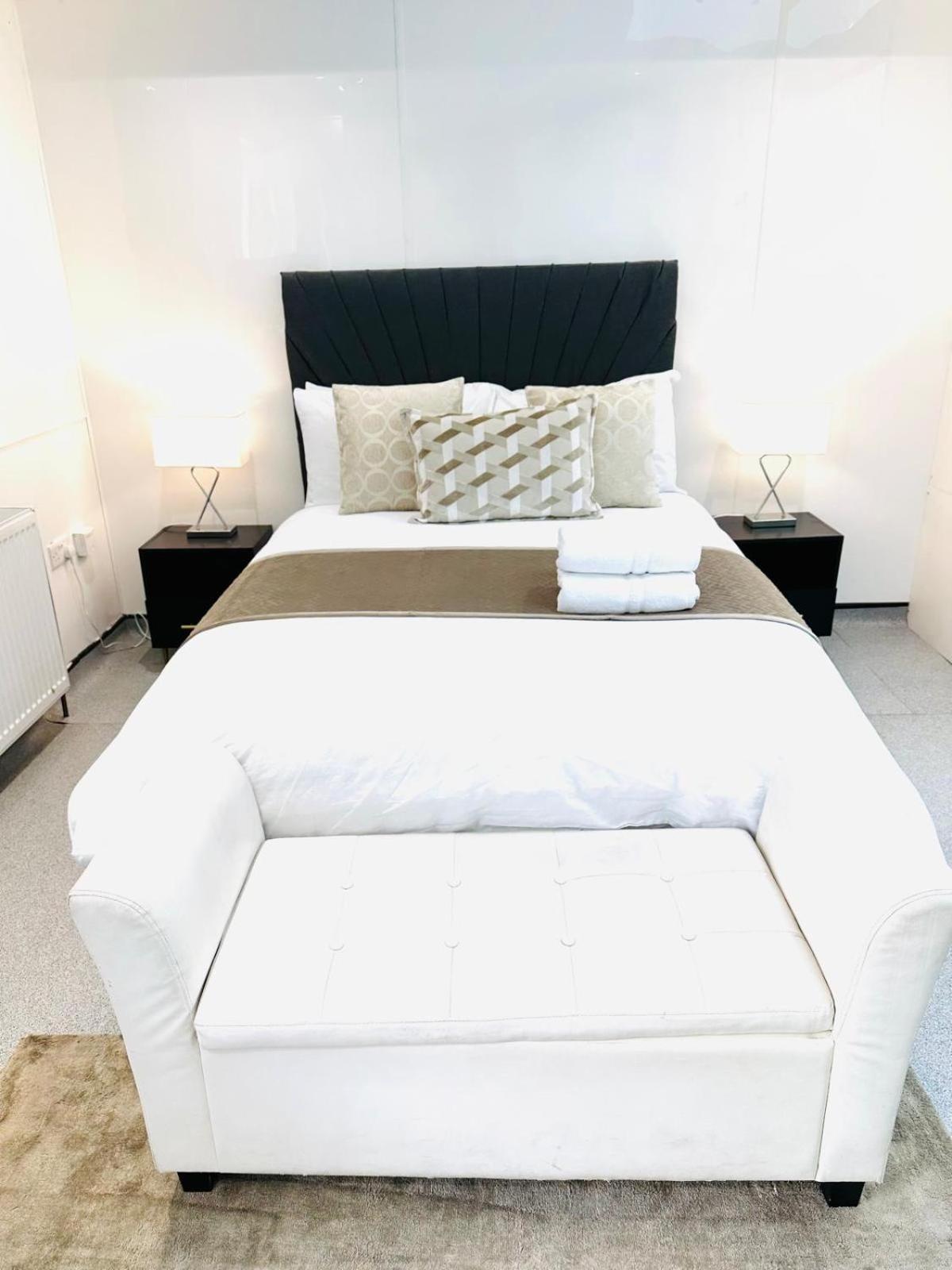 Westferry Two Apartment *
