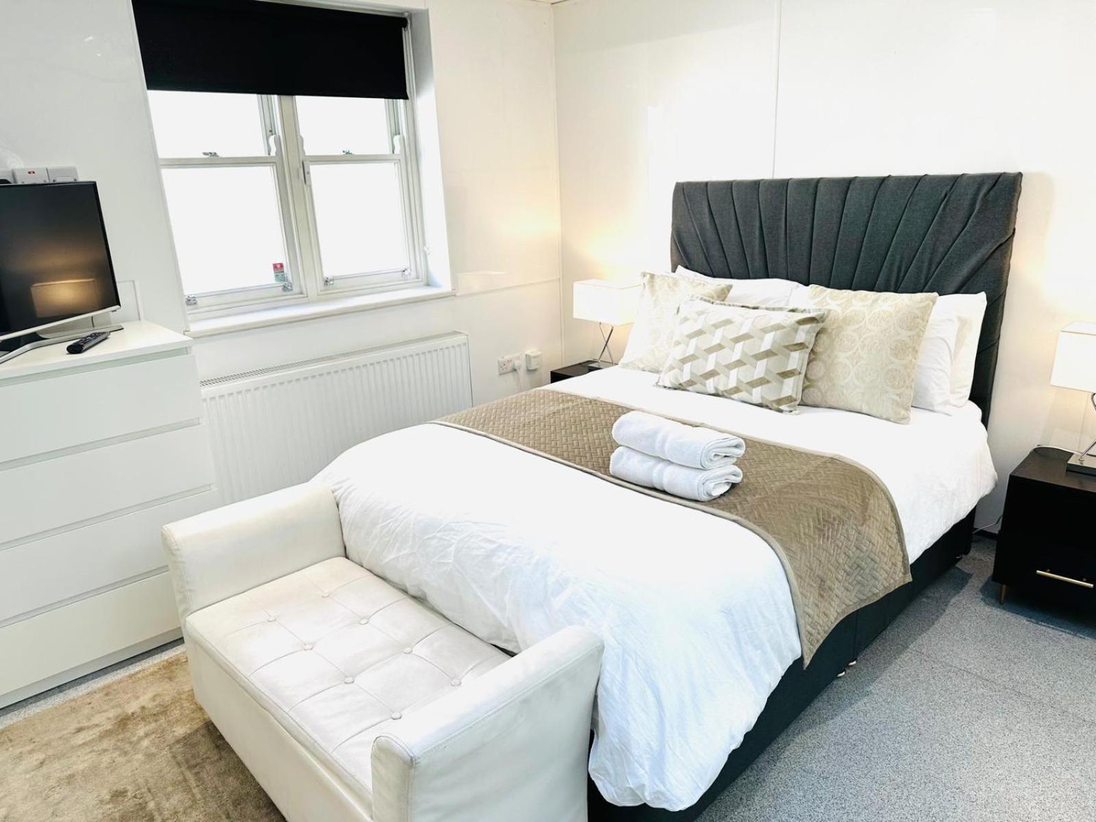 Westferry Two Apartment